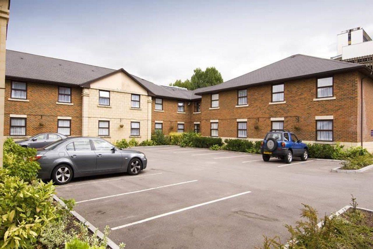 Premier Inn Bracknell Central Экстерьер фото