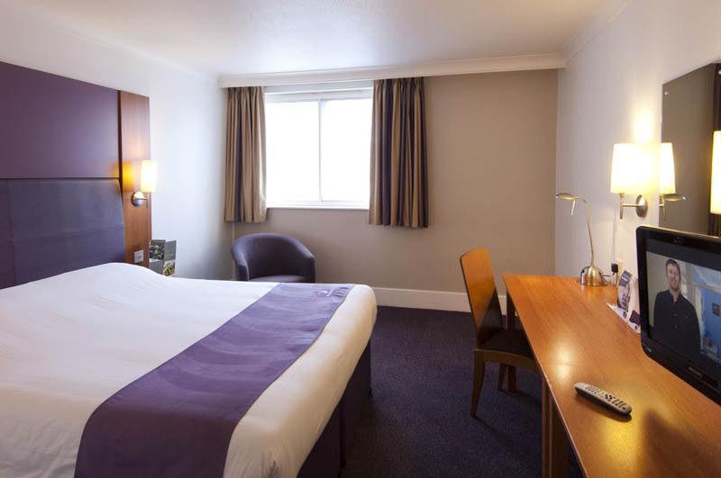 Premier Inn Bracknell Central Экстерьер фото