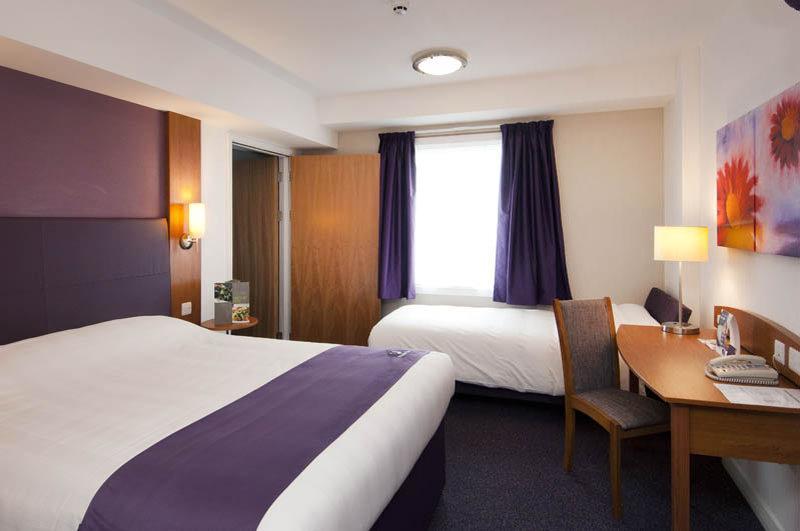 Premier Inn Bracknell Central Экстерьер фото